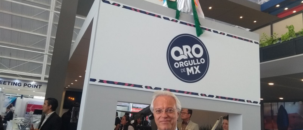 Juan Carlos Corral, director general ITP-A México, posa en el stand del aerocluster de Querétaro