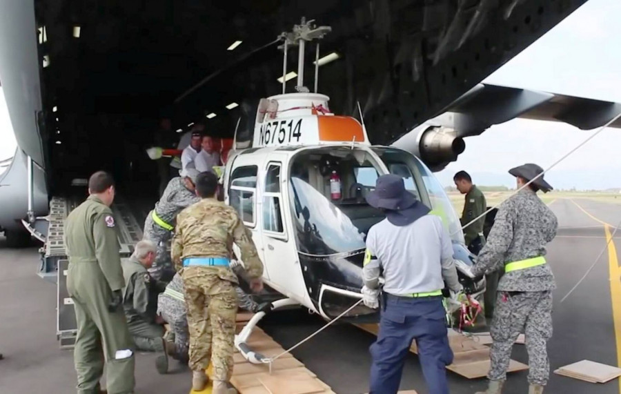 Un TH-67 Creek donado a Colombia y durante su descargue