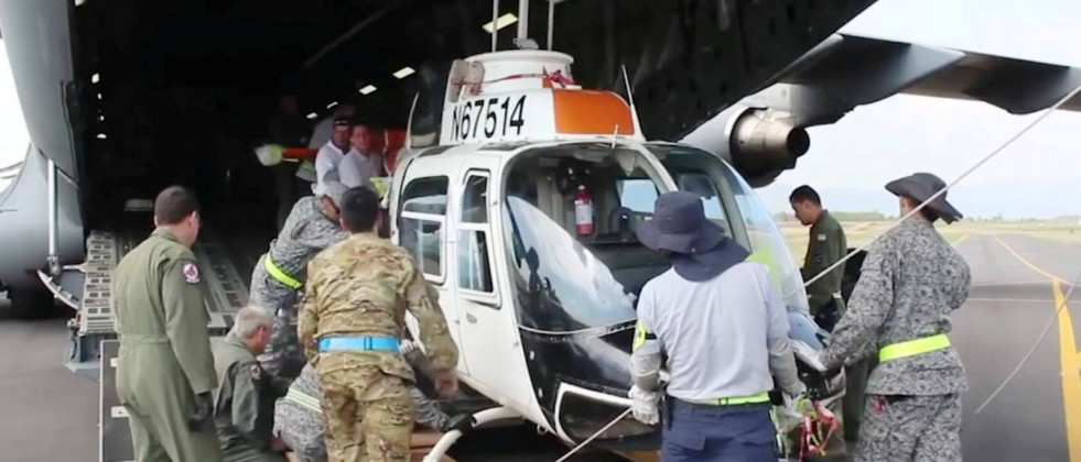 Un TH-67 Creek donado a Colombia y durante su descargue