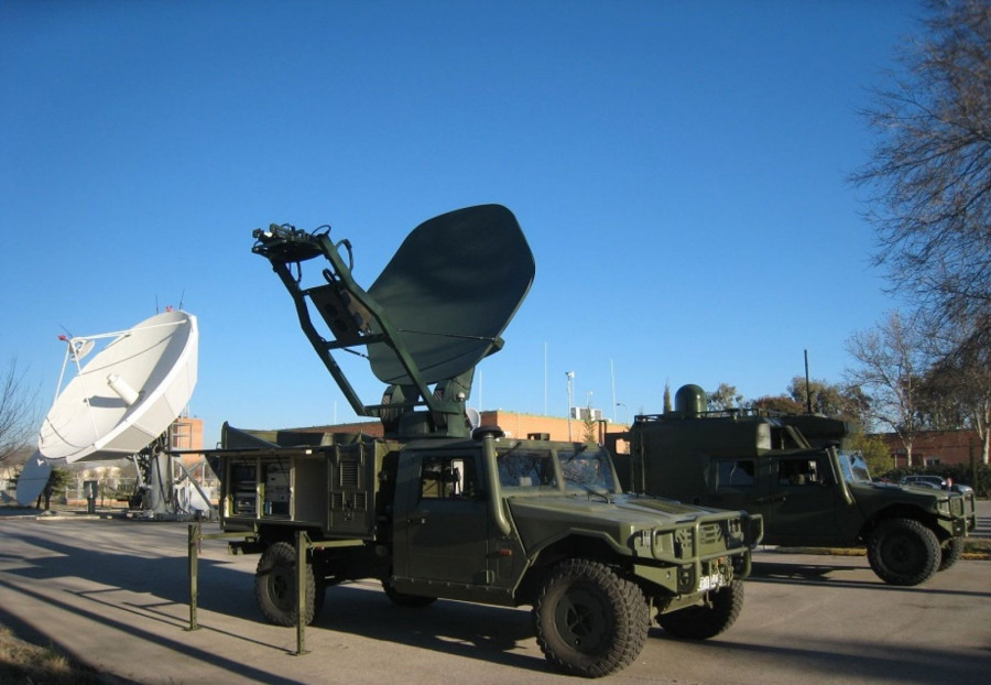 Vamtac equipado con un terminal satelital. Foto: Indra