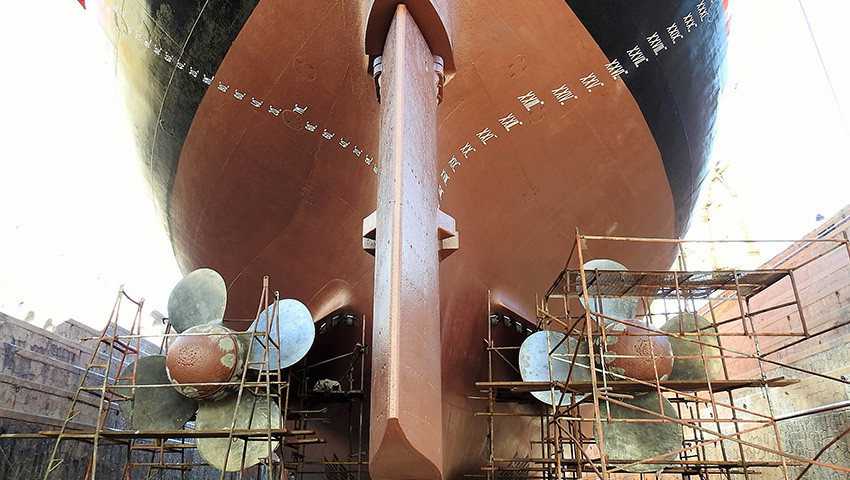El rompehielos Almirante Irízar, en los trabajos de mantenimiento. Foto: Ministerio de Defensa.