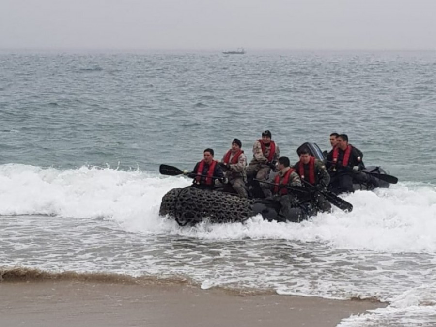La etapa práctica del curso se realizó en la playa San Mateo de Valparaíso. Foto: Armada de Chile