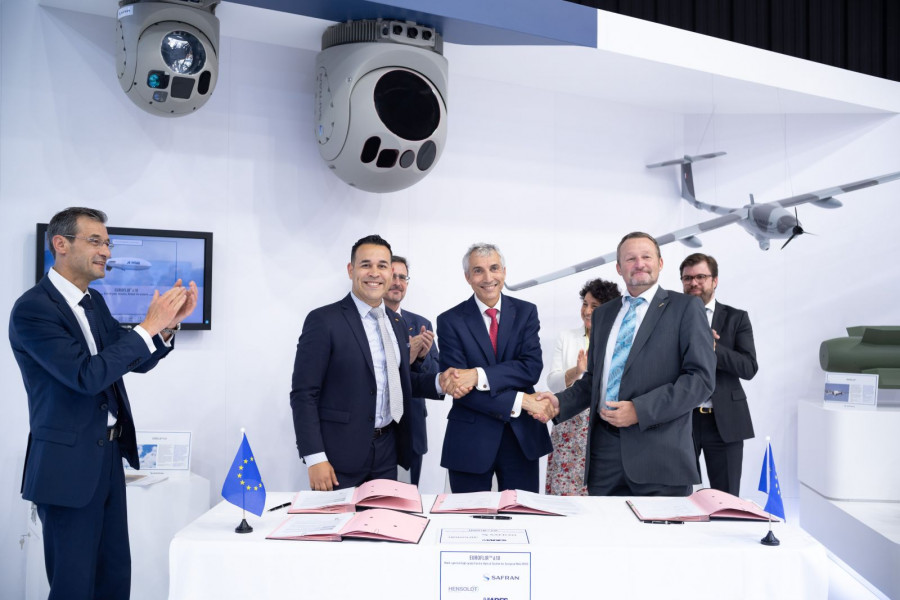Firma el acuerdo entre Safran, Mades y Hensoldt en Paris Air Show. Foto: Safran