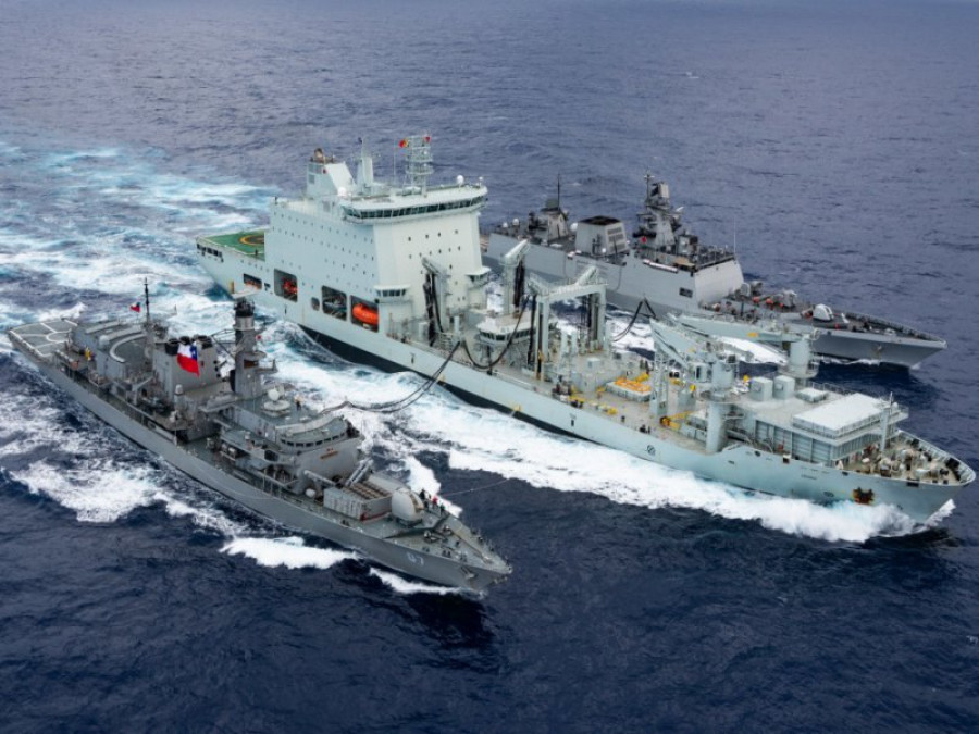 La fragata chilena Lynch y la india Sahyadri en el ejercicio Rimpac 2018. Foto: Armada de Chile