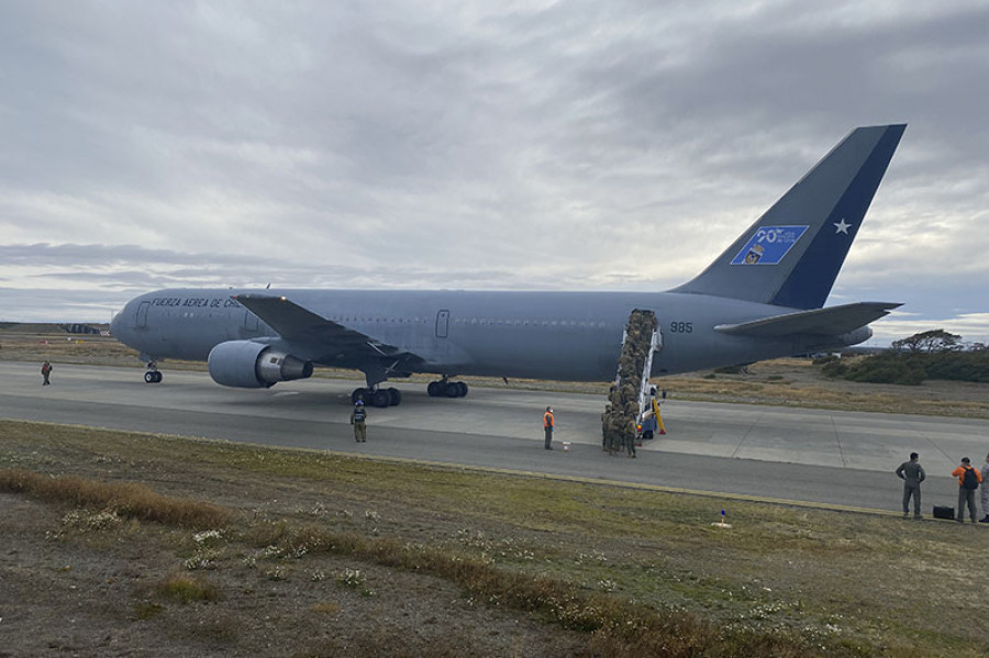 Personal del Ejército de Chile embarca en un Boeing 767-300ER del Grupo de Aviación N° 10. Foto: FACh