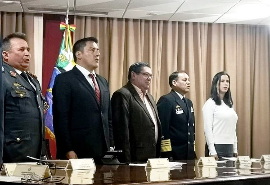 Autoridades civiles y militares presentes en el acto de firma del convenio. Foto: Ministerio de Defensa de Bolivia.