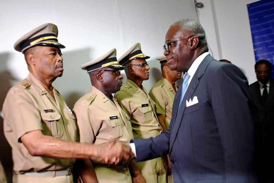 El ministro Dorneval saludando a los integrantes del Alto Estado Mayor haitiano. Foto: Ministère de la Défense dHaïti