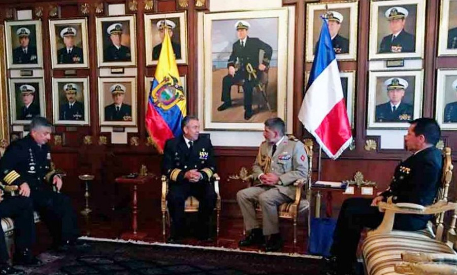 El contralmirante Jarrín y el coronel Roils durante el encuentro. Foto: Armada del Ecuador