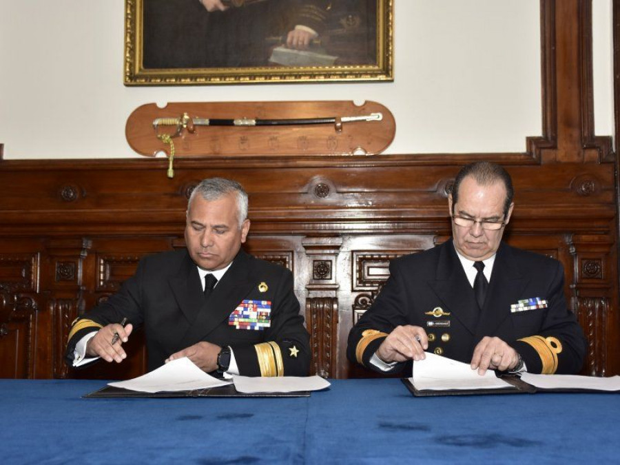 El contraalmirante Quijarro y el contraalmirante Abbondanza firman las actas de la reunión. Foto: Armada de Chile