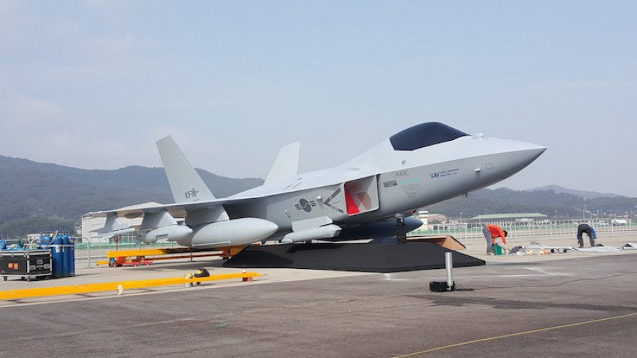 Maqueta a tamaño natural del caza coreano KF-X. Foto: Captura de Twitter