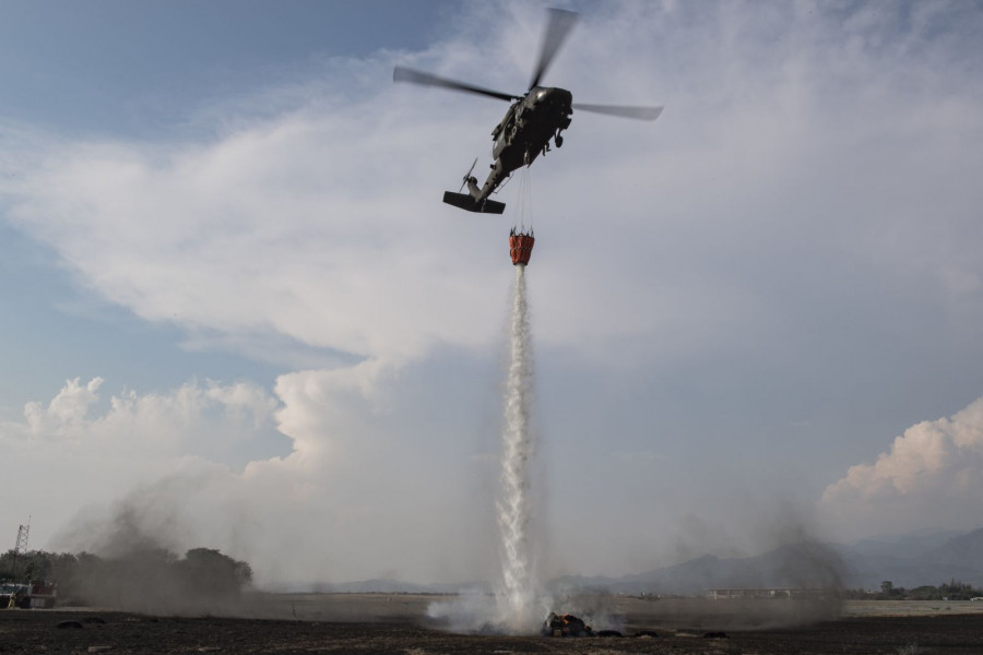 Helicóptero UH-60 Blackhawk estadounidense participando en la capacitación contra incendios. Foto: U.S. Southern Command.
