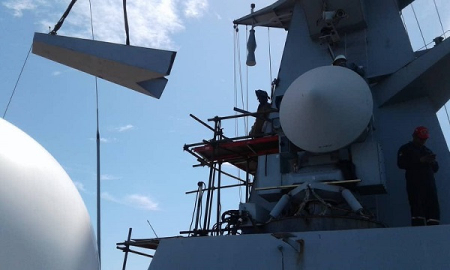 Proceso de Instalación de base para radar en el patrullero oceánico Yekuana PO-13 de la Armada venezolana. Foto: Ucocar.