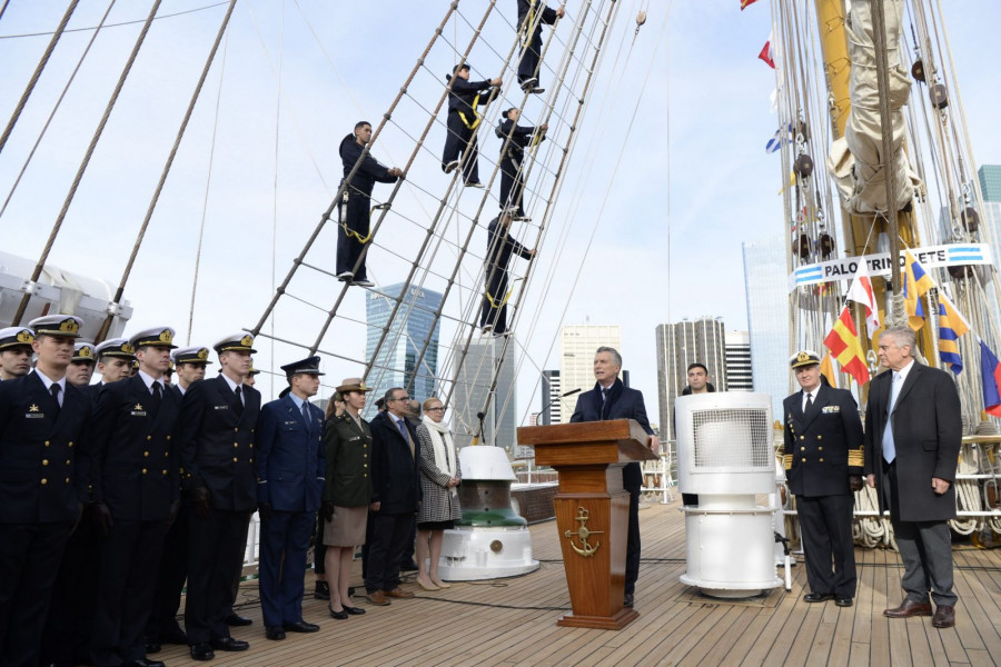 Macri en pleno discurso en el ARA Libertad. Foto: Ministerio de Defensa.