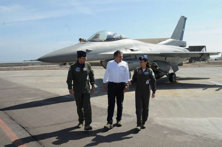 El general Merino, el ministro Espina y una piloto de la Iª Brigada Aérea junto a un F-16C Block 50. Foto: FACh