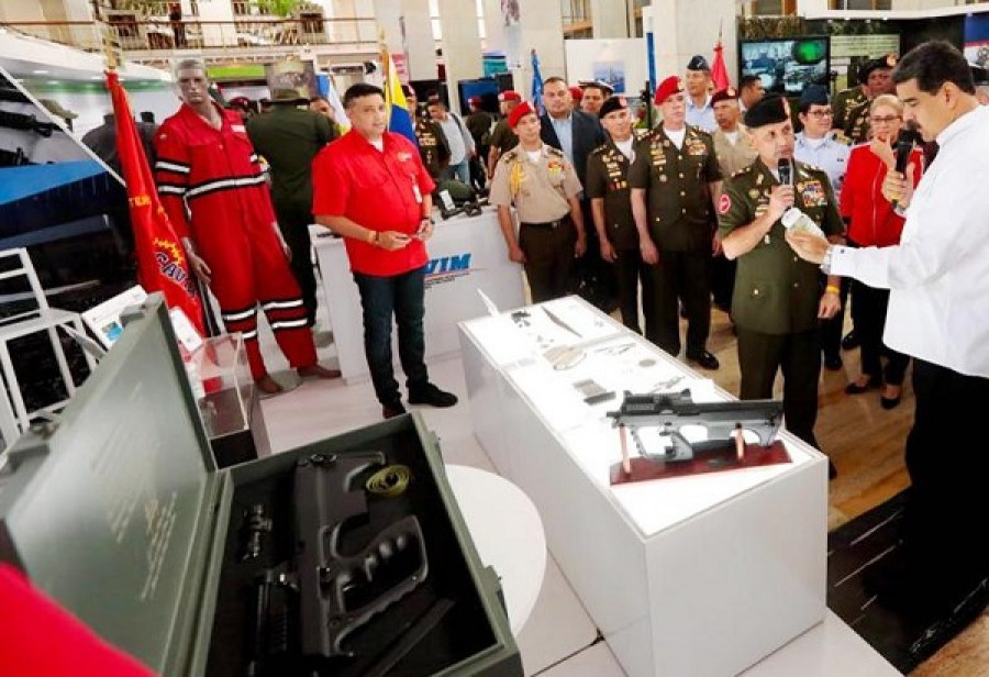 Maduro visitando el stand donde se exhibe la subametralladora Caribe´. Foto: Prensa Presidencial.