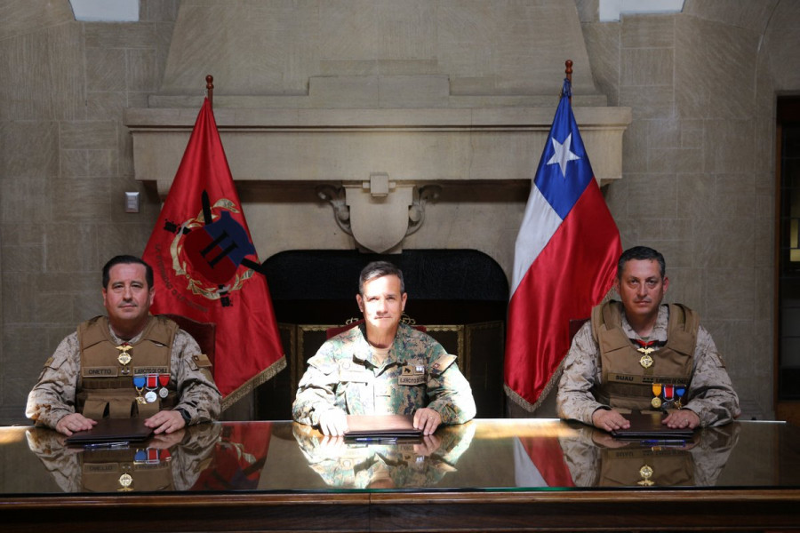El general Onetto izquierda en la firma de las actas del traspaso de mando. Foto: Ejército de Chile