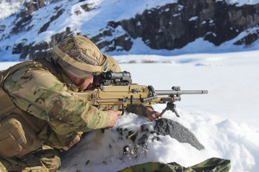Infante de Marina en práctica de tiro con ametralladora Heckler & Koch. Foto: Armada de Chile