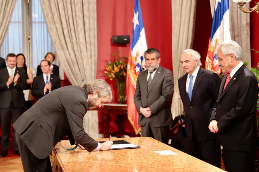 El nuevo ministro del Interior, Gonzalo Blumel, firma el decreto como jefe de la cartera. Foto: Ministerio del Interior