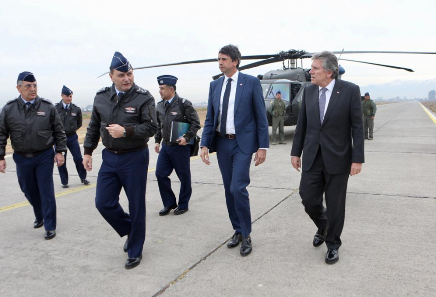 El comandante en jefe de la FACh junto a los ministros de Ciencia y de Defensa. Foto: FACh