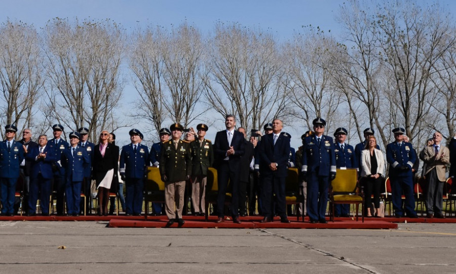 El Ministro de Defensa, Oscar Aguad, y el Jefe de Gabinete de la Nación, Marcos Peña, encabezaron el acto. Foto: Fuerza Aérea Argentina
