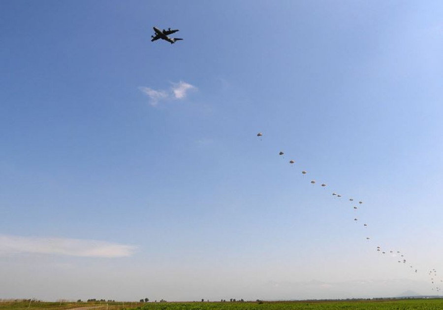 Lanzamiento de 50 paracaidistas desde una puerta lateral del A400M. Foto: DGA