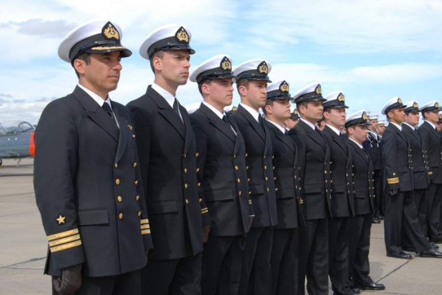 La nueva promoción de pilotos en la losa de Escuadrones Aeronavales de la base aeronaval Concón. Foto: Armada de Chile