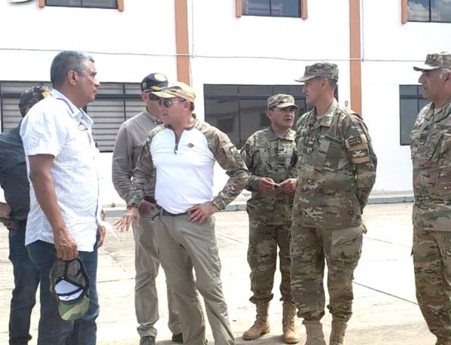El ministro de Defensa, Luis López centro, visitando las instalaciones del instituto cesado. Foto: Ministerio de Defensa de Bolivia.