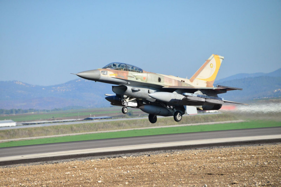 Caza F-16 con bombas Spice-250 bajo las alas. Foto: Rafael