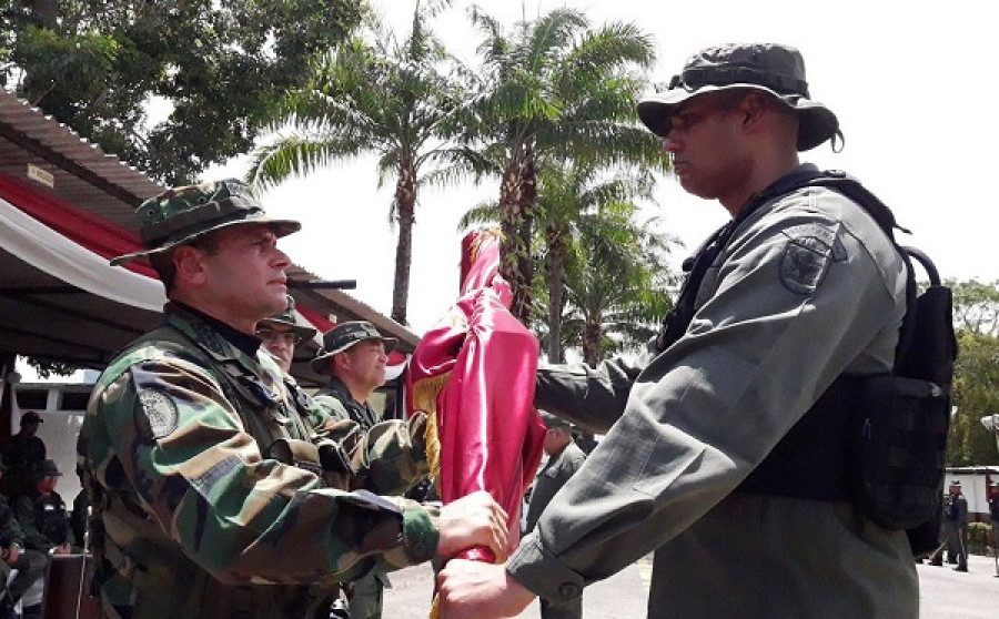 El comandante del Ceofan, almirante Ceballos, entrega el estandarte del D-116 a su comandante. Foto: Guardia Nacional de Venezuela.