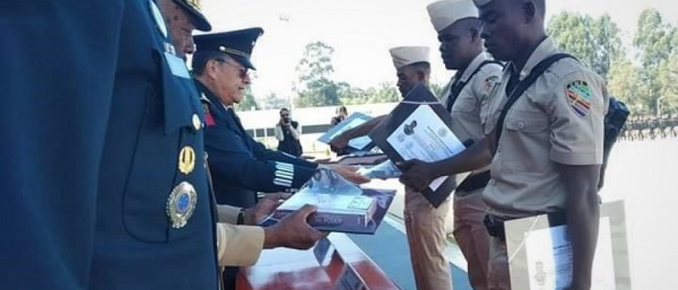 Los nuevos suboficiales haitianos reciben sus correspondientes certificados en México. Foto: Ministère de la Défense dHaïti