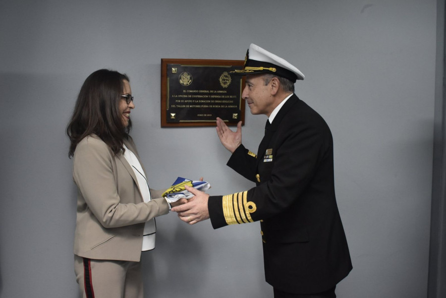 La embajadora de Estados Unidos y el comandante en jefe de la Armada uruguaya. Foto: Armada Nacional del Uruguay.