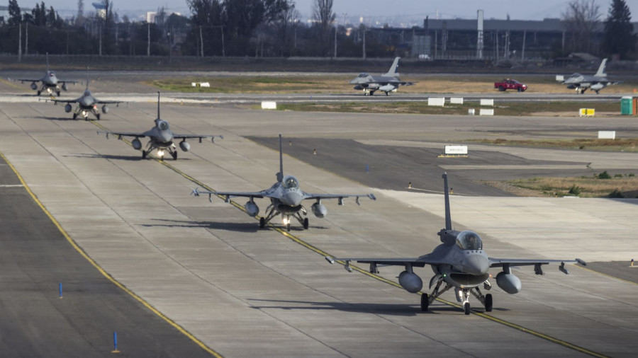 Taxeo de aviones caza F-16 de la FACh. Colaboración fotográfica de Alfredo Vera