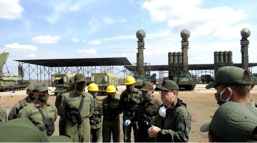 El comandante del Codai inspeccionado un batería S-300VM Antey-2500. Foto: Comando de Defensa Aeroespacial Integral