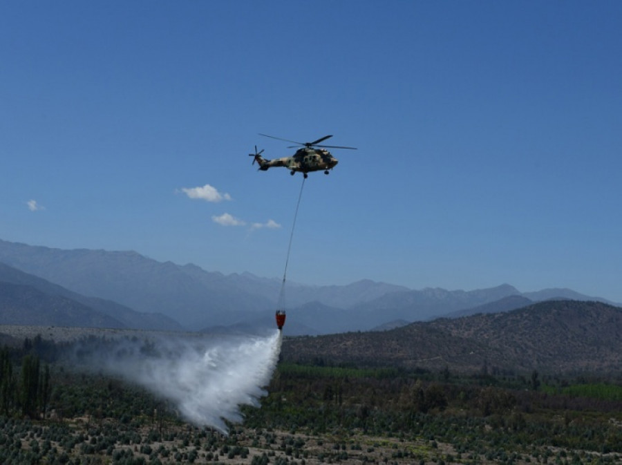El helicóptero Cougar dispone de un Bambi Bucket de 3.000 litros de agua de capacidad. Foto: Ejército de Chile