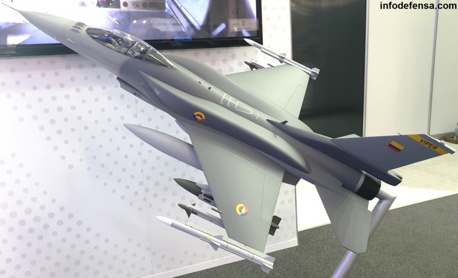 Maqueta de un F-16 Block 70 con insignias de la Fuerza Aérea Colombiana. Foto: Erich Saumetch C.  Infodefensa.com