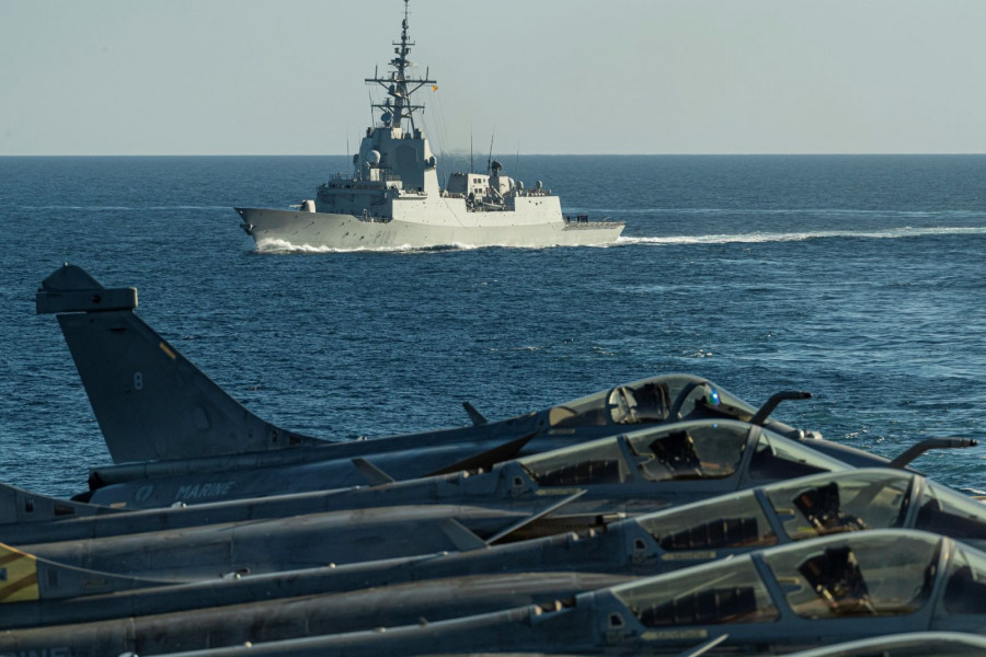 Fragata Blas de Lezo vista desde el portaaviones francés Charles de Gaulle. Foto: Armada
