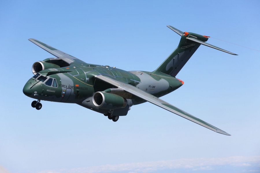 El avión de transporte militar y tanquero KC-390 en vuelo. Foto: Embraer