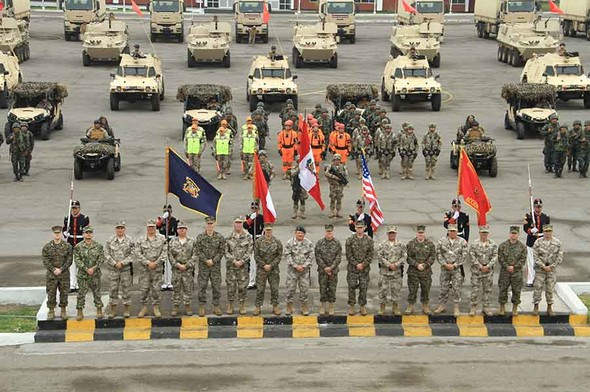 Infantes de marina de EEUU y Perú delante de los vehículos de la MGP. Foto: Marina de Guerra del Perú