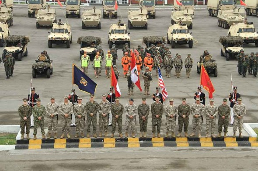 Infantes de marina de EEUU y Perú delante de los vehículos de la MGP. Foto: Marina de Guerra del Perú