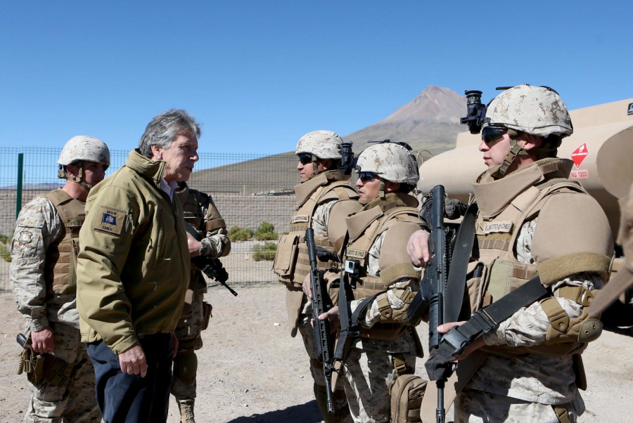 El ministro Espina dialoga con los efectivos de la patrulla de Cariquima. Foto: Ministerio de Defensa de Chile