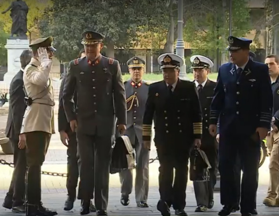 Los comandantes en jefe del Ejército, Armada y Fuerza Aérea llegan a La Moneda. Imagen: T13