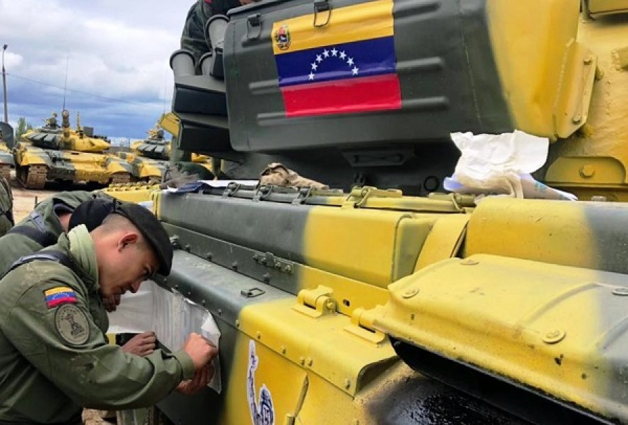 Tanquistas del Ejército venezolano preparan un tanque T-72 ruso asignado para los Army Games. Foto: Comando Estratégico Operacional.
