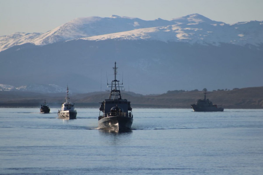 Los buques chilenos y argentinos en navegación por el canal Beagle. Foto: Armada de Chile