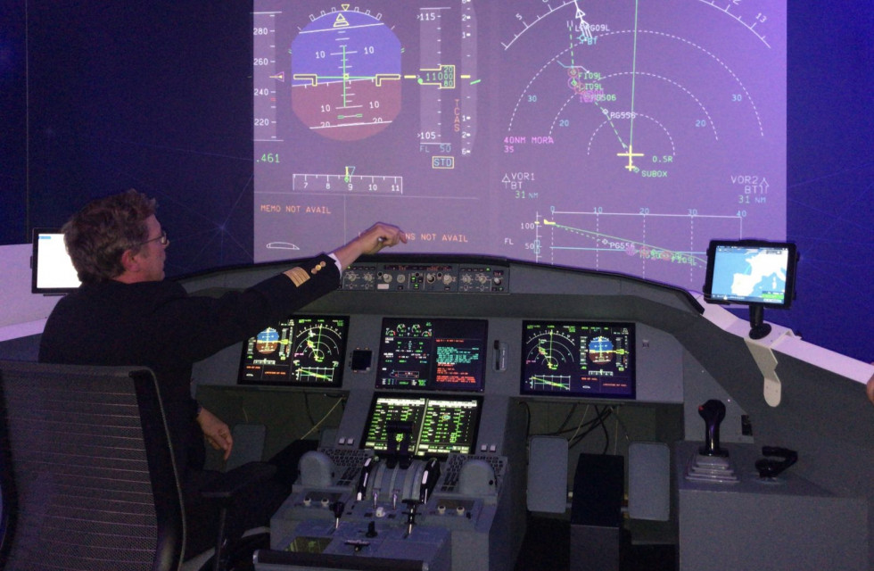 Un piloto maneja el simulador del FMS de Thales. Foto: Infodefensa