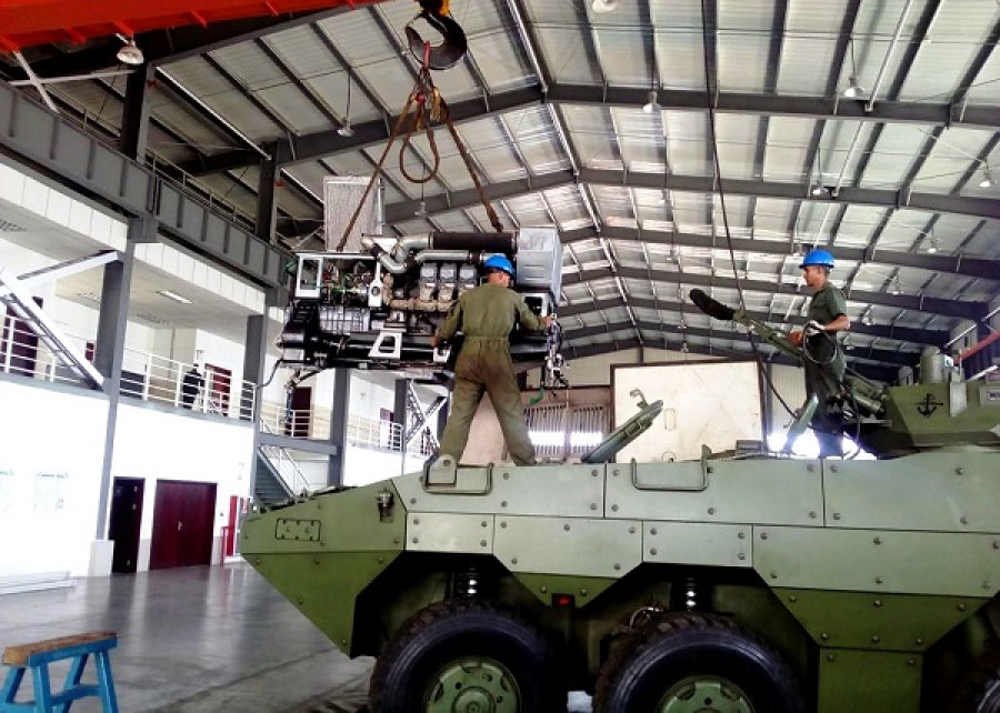 Trabajos de mantenimiento a un blindado anfibio VN1. Foto: Infantería de Marina de Venezuela.