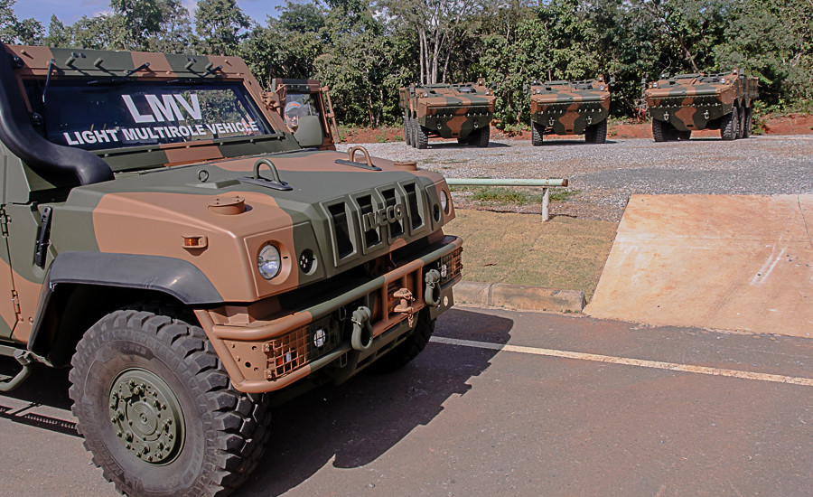 O LVM e o Guarani na fábrica da Iveco Veículos de Defesa em Sete Lagoas.