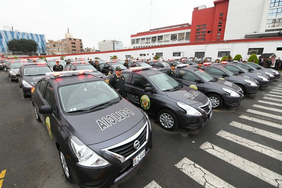 Patrulleros Nissan Versa entregados con esquemas de pintura en gris y gris oscuro. Foto: Ministerio del Interior del Perú