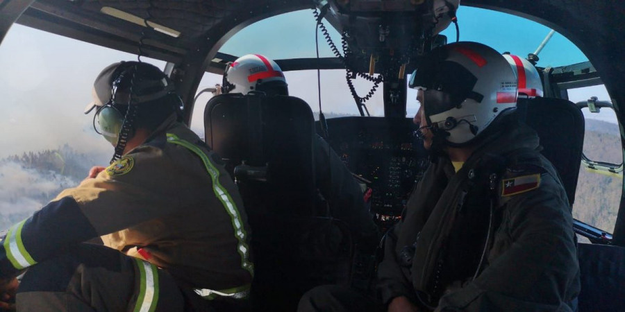El helicóptero Dauphin permite el reconocimiento del terreno e identificación de focos de incendio. Foto: Armada de Chile