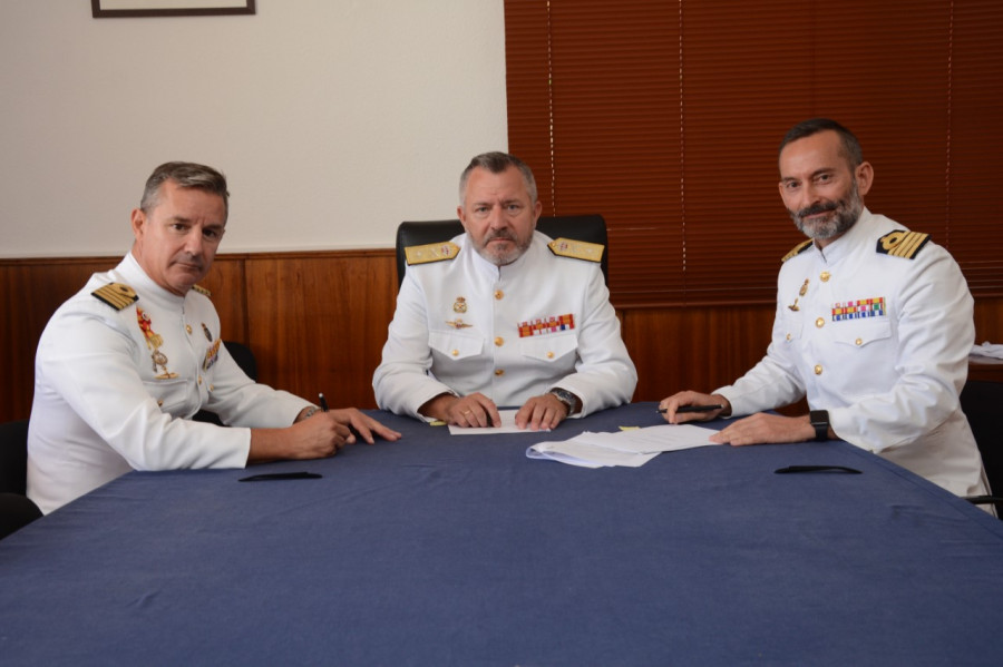 Ernesto Zarco Gil derecha junto con Alejandro Cuerda Lorenzo izquierda y José María Núñez Torrente centro. Foto: Armada española