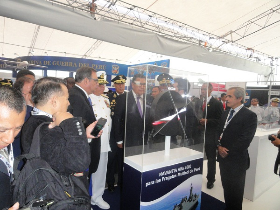 El ministro de Defensa José Huerta observa la fragata Alfa 4000 con los tres comandantes generales de Perú. Foto: Peter Watson